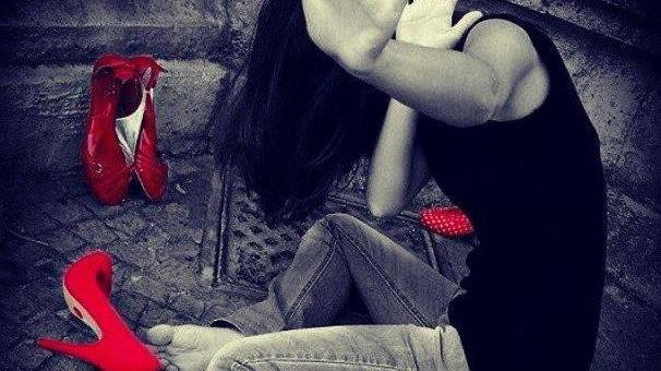 Scarpe rosse in marcia contro il femminicidio