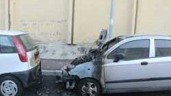 Due auto in fiamme nella notte vicino all’ex caserma Lamarmora
