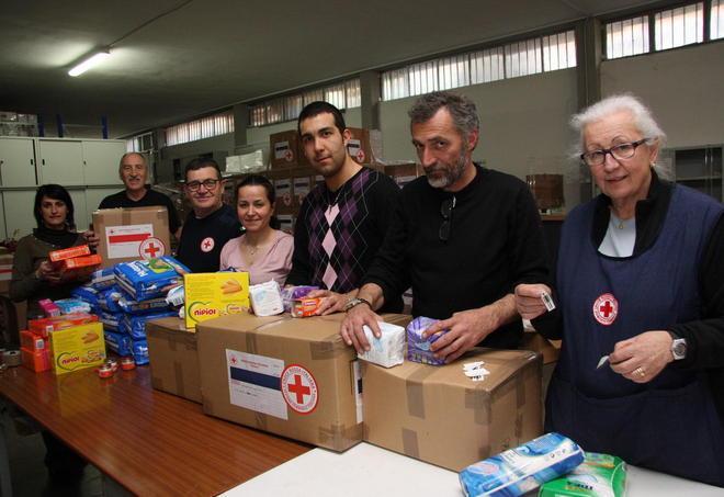 I volontari della Croce Rossa raccolgono generi alimentari 