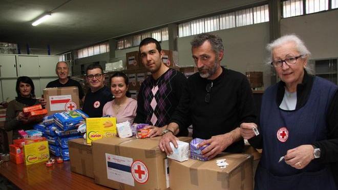 I volontari della Croce Rossa raccolgono generi alimentari