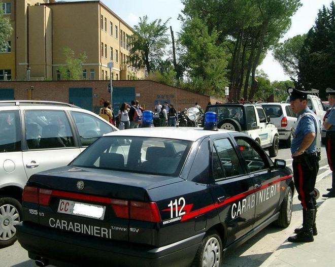 Sorpreso a vendere droga a un compagno di scuola 