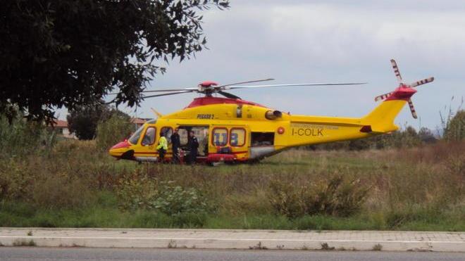 Elicottero del 118 atterra fra le case per soccorrere un malato