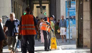 Pulizie nataIizie: anche i porticati di via Grande saranno "tirati a lucido" 