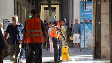 Pulizie nataIizie: anche i porticati di via Grande saranno "tirati a lucido"