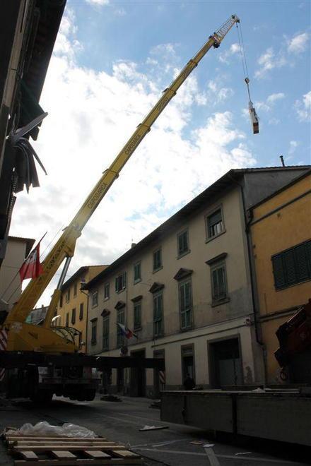 Scultura sorvola un palazzo e poi viene collocata in un cortile 