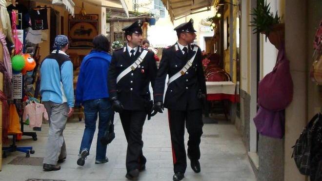 Fa shopping in boutique con la carta di credito del vivaista, denunciata