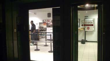 Rapina in banca da 150mila euro: in fuga tre banditi con parrucche in testa