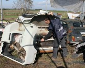 Scoperto deposito abusivo di vecchie auto 