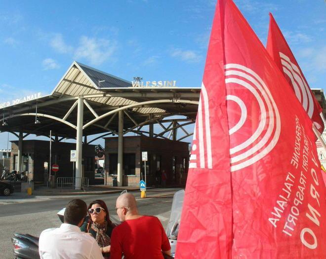 Porto fermo per sciopero, tensione sulla banchina dei traghetti 