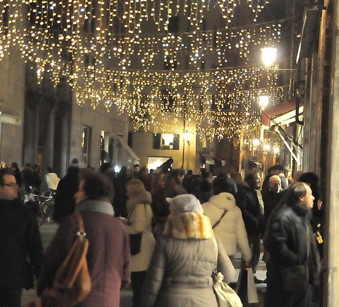 Luci e proiezioni sulle facciate, Natale in centro sarà suggestivo 