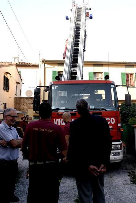 Crolla tetto di edificio in ristrutturazione: 3 case inagibili