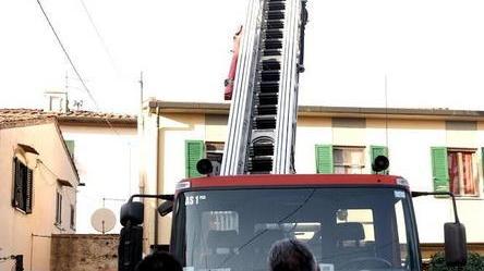 Crolla tetto di edificio in ristrutturazione: 3 case inagibili