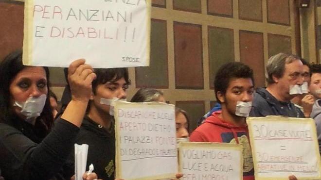 Sant’Ermete, la tendopoli chiede alloggi in consiglio