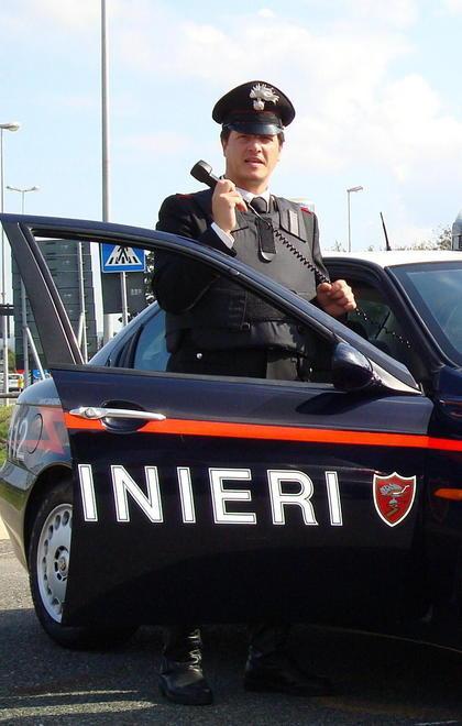 Riposa sul divano, le rubano in casa 