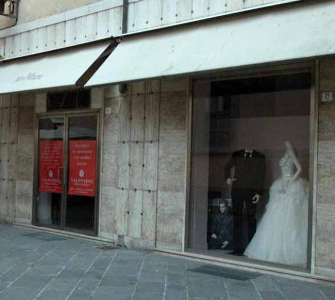 Uno spazio espositivo nel negozio chiuso