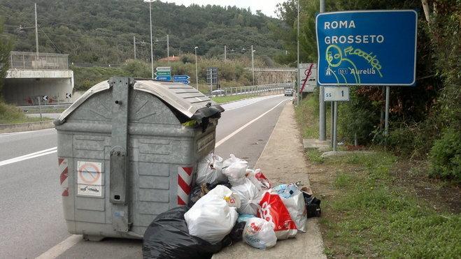 Cassonetto vuoto ma rifiuti in strada