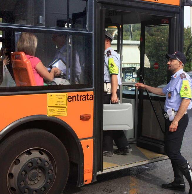 Sui bus vigili in borghese contro i ragazzi-bulli 