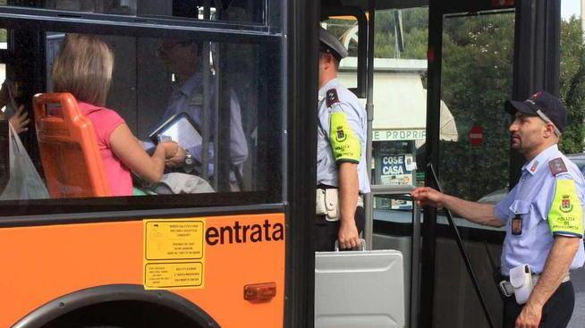 Sui bus vigili in borghese contro i ragazzi-bulli