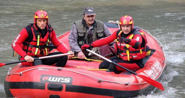 Vaiano, va a pescare, rimane bloccato nel Bisenzio - FOTO