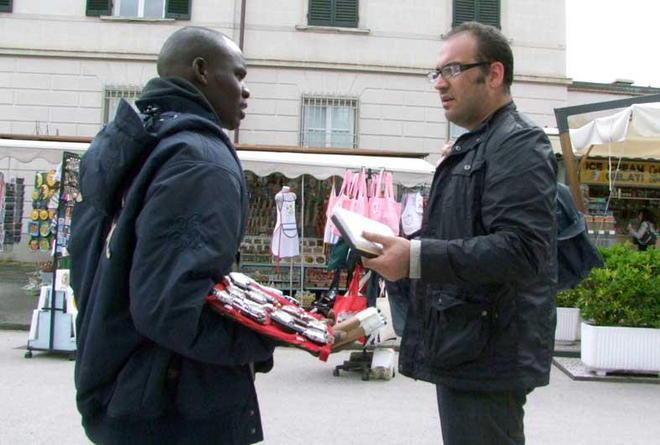 Venditore ambulante salva una pensionata che era caduta in casa 