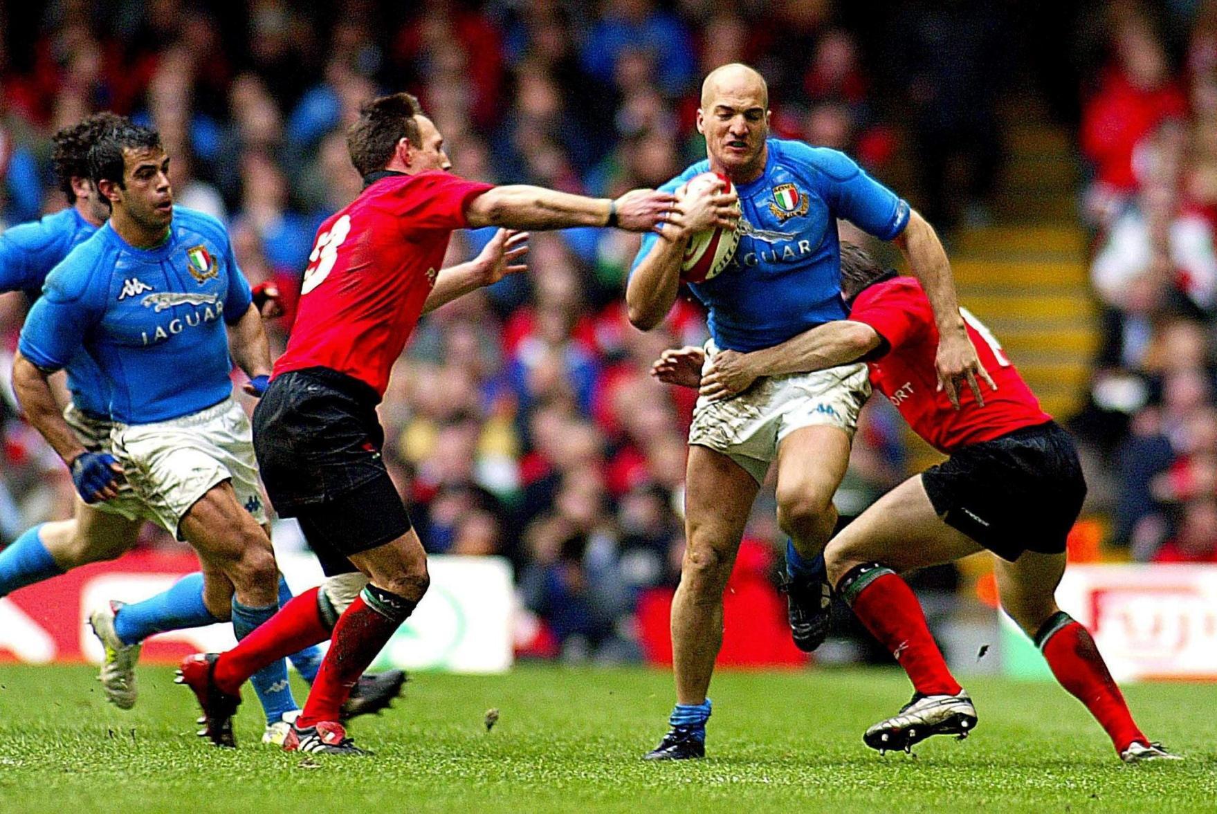Denis Dallan canta prima del match degli azzurri di rugby 