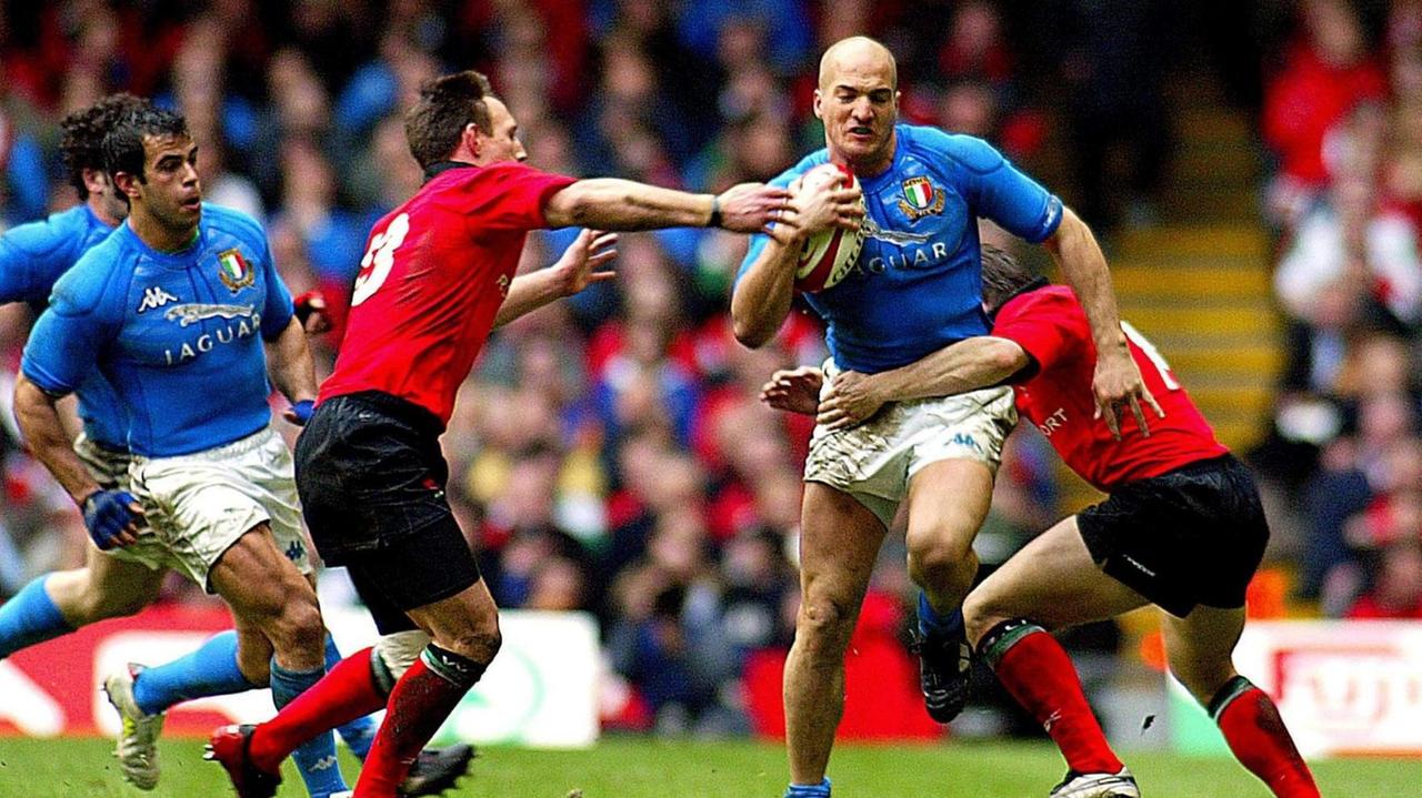 Denis Dallan canta prima del match degli azzurri di rugby