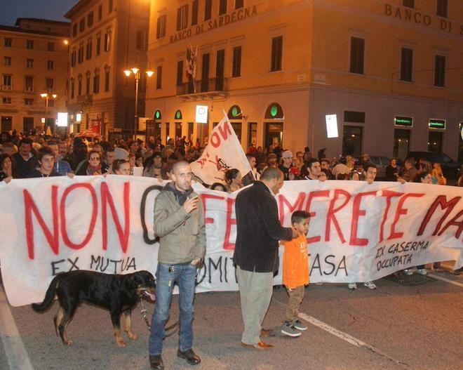 Centinaia di giovani in corteo contro il blitz all’ex mutua 