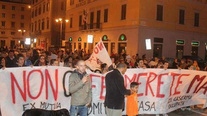 Centinaia di giovani in corteo contro il blitz all’ex mutua
