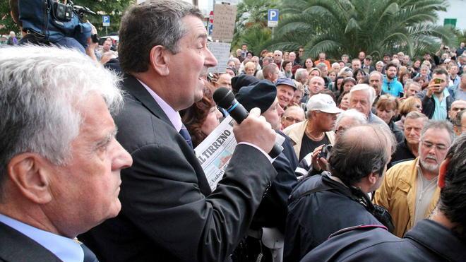 Comune assediato dai cittadini arrabbiati per gli aumenti Tares