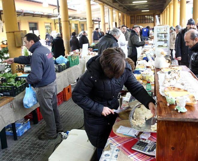 Frutta, verdura e non solo in due mercati