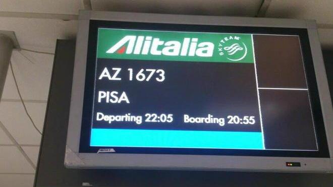 Crolla pezzo di soffitto mentre l’aereo atterra paura tra i passeggeri