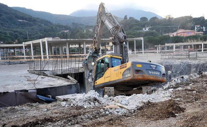Ecomostro, no ai rifiuti nell’area del cantiere 