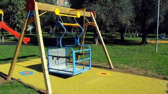 Giochi anche per disabili al parco di via Rosselli