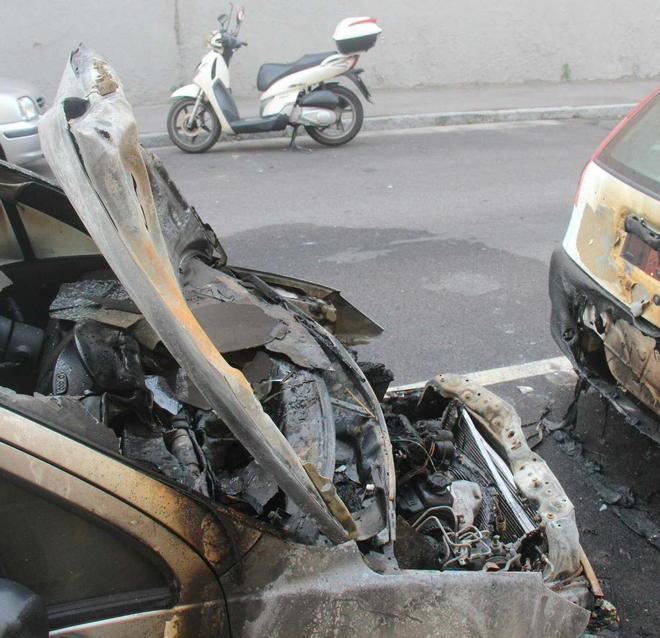 Due auto a fuoco nella notte in via Lamarmora 