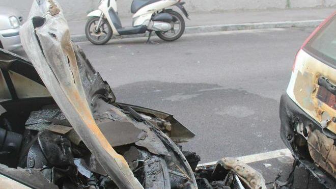 Due auto a fuoco nella notte in via Lamarmora