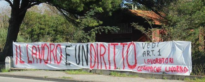 Nel maxi-striscione il grido e la rabbia degli ex Ginori