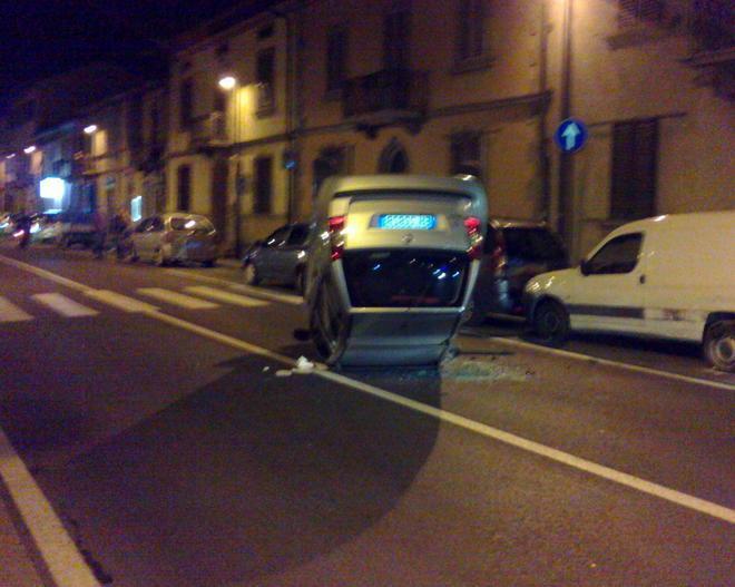 Prato, cinquecento si ribalta in pieno centro a Poggio a Caiano 
