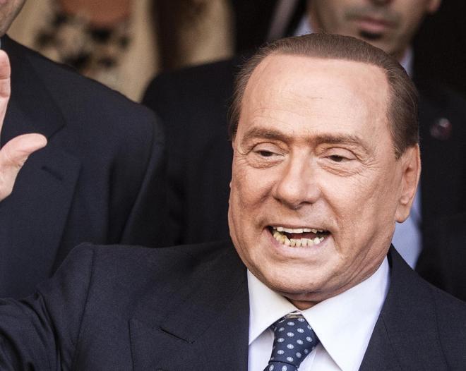 Berlusconi chiama al telefono i suoi sostenitori di Camaiore 