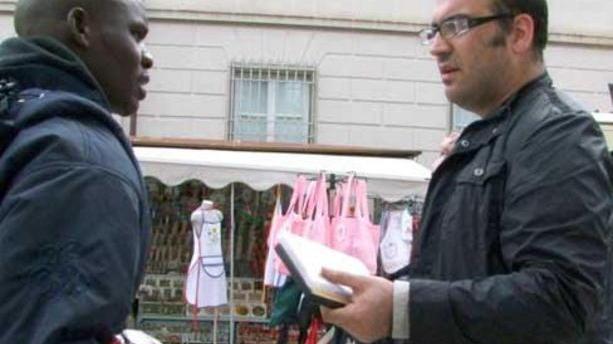 Era caduta in cucina la salva un ambulante