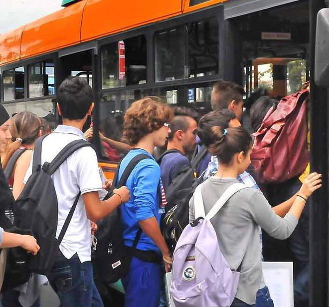 Sul bus stipati come sardine «C’è bisogno di corse in più»