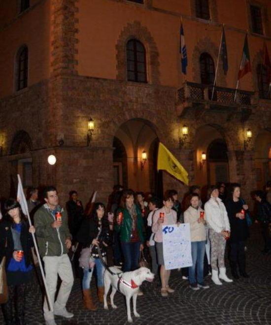Gli animalisti marciano in centro per ricordare Argo