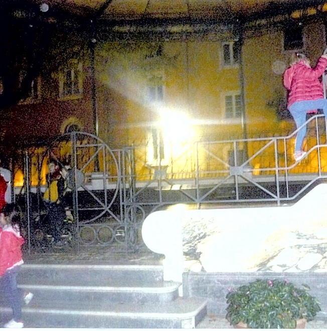 Bambini arrampicati al Palco della musica