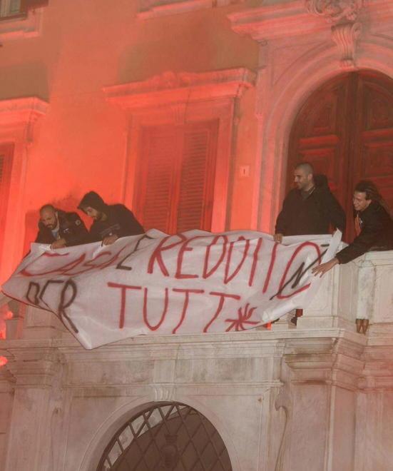 Centinaia al corteo per casa e reddito 