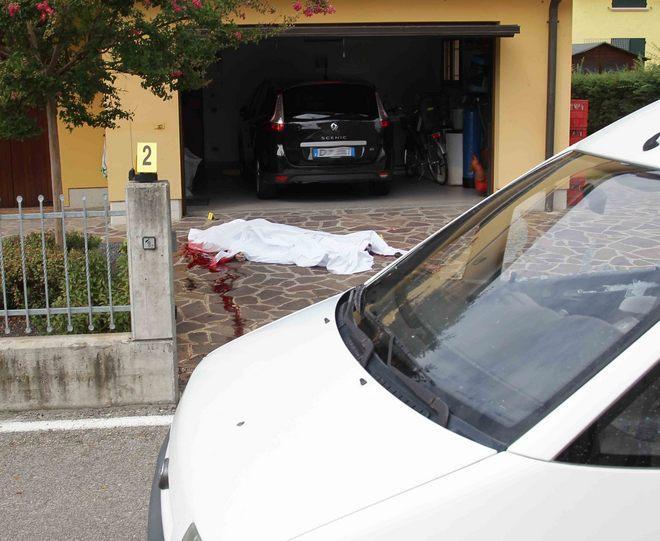 La foto e un disegno di Lisa nel feretro della mamma 