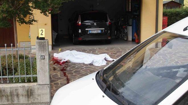 La foto e un disegno di Lisa nel feretro della mamma