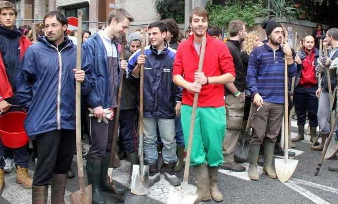 «Grazie mille, angeli del fango: ora la città non ci dimentichi» 