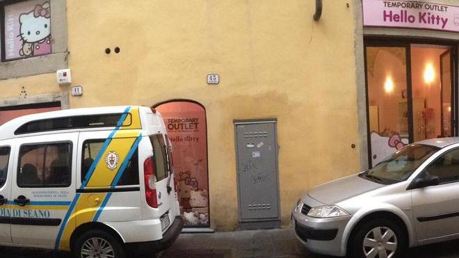 Prato, protesta contro le auto parcheggiate davanti alle vetrine dei negozi