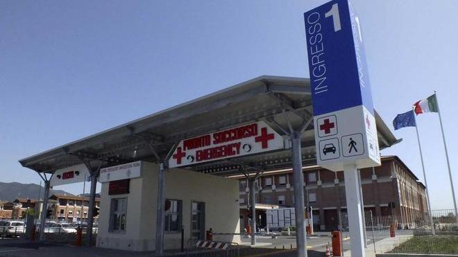 Cascina, cade da una scala va in coma e muore
