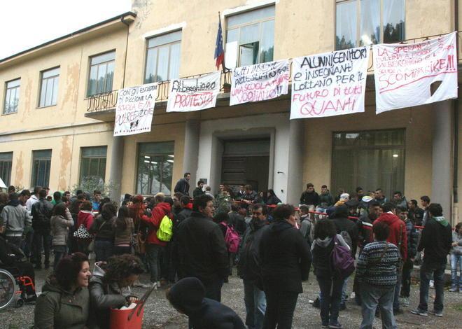 Asl e pompieri a scuola: studenti e genitori fuori 