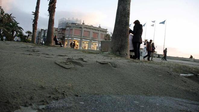 Passeggiata invasa dalla sabbia